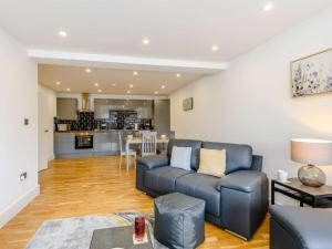 a living room with a blue couch and a kitchen at 2 Bed in Lyndhurst oc-82132 in Lyndhurst