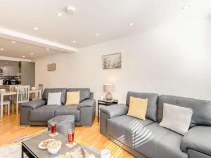 a living room with two couches and a table at 2 Bed in Lyndhurst oc-82132 in Lyndhurst