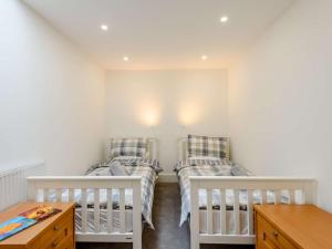 two twin beds in a room with white walls at 2 Bed in Lyndhurst oc-82132 in Lyndhurst