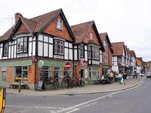 a building on the corner of a street with people sitting outside at 2 Bed in Lyndhurst oc-82132 in Lyndhurst +5 photos