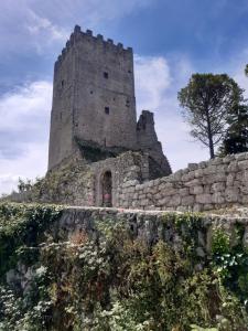 an old castle on top of a stone wall at la casa nell'acropoli , piano terra in Arpino +7 photos