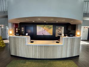 a lobby with a reception desk in a building at Spark by Hilton Tempe Phoenix Airport in Tempe +27 photos