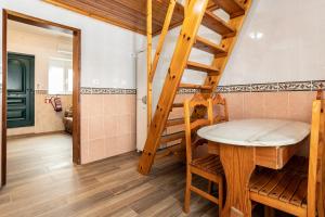 a room with a ladder and a table and a staircase at Casa da Muralha in Beja