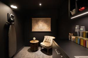 ein schwarzes Büro mit einem Stuhl und einem Schreibtisch in der Unterkunft Ruby Claire Hotel Geneva by IHG in Genf