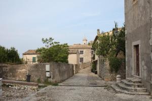 an alley in an old town with buildings at la casa nell'acropoli , piano terra in Arpino