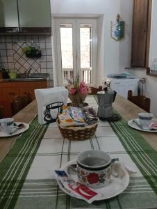 a table with two cups and a basket on it at Lo chalet del vicolo in Roccasecca dei Volsci