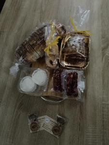a group of food in plastic bags on a table at Lo chalet del vicolo in Roccasecca dei Volsci
