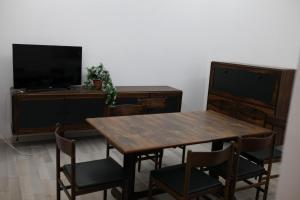 a dining room with a wooden table and a tv at la casa nell'acropoli , primo piano in Arpino