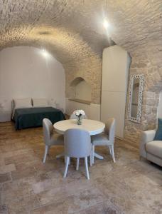 a room with a table and chairs and a bed at Dimora Mavi' in Noci