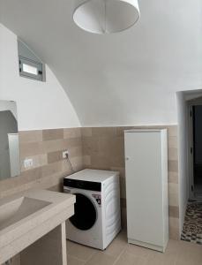 a kitchen with a washing machine and a sink at Dimora Mavi' in Noci