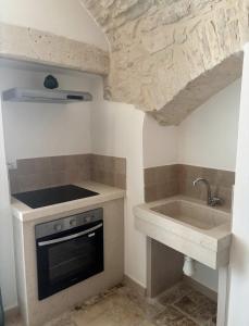 a kitchen with a stove and a sink at Dimora Mavi' in Noci