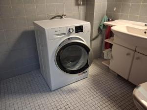 a washing machine in a bathroom next to a sink at Gemütliche Monteurunterkunft bei Lübeck in Stockelsdorf