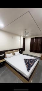 a bedroom with a large bed in a room at LA Montee in Jāmb