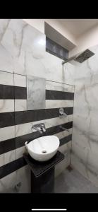 a bathroom with a white sink and a mirror at LA Montee in Jāmb