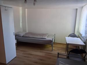 a small room with a bed and a table at Gemütliche Monteurunterkunft bei Lübeck in Stockelsdorf