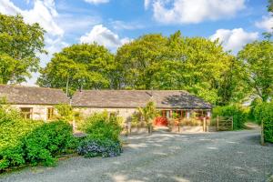 an old stone house with a garden at Shippon in Michaelstow
