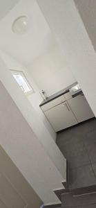 a room with a white ceiling and a staircase at Ferienwohnung in Achim Zentrum Apartment in Achim