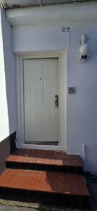 a white garage door in a white wall at Ferienwohnung in Achim Zentrum Apartment in Achim
