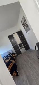 a room with a bed in a white room at Ferienwohnung in Achim Zentrum Apartment in Achim