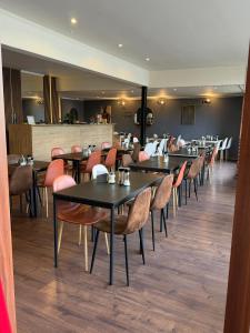 a restaurant with tables and chairs and a bar at Hotel y Restaurant Mackenna in Osorno