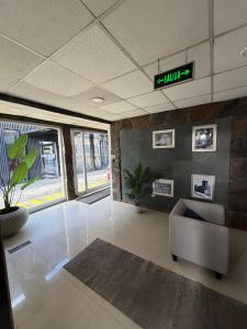 a lobby with a couch and a sign that reads shrink at Hotel y Restaurant Mackenna in Osorno