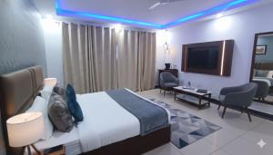 ein Hotelzimmer mit Bett und Flachbildfernseher in der Unterkunft Hotel Platinum Grand Near IGI Airport Delhi in Neu-Delhi