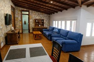a living room with a blue couch and a table at Zaks House Valle San Lorenzo in Arona