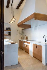 eine Küche mit weißen Arbeitsplatten und Holzschränken in der Unterkunft Gran Faena in Aguascalientes