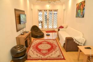 a living room with a couch and a tv at Casa Completa em Socorro SP - Com Piscina, Churrasqueira e Roupa de Cama in Socorro