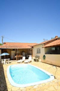 a swimming pool in front of a house at Casa Completa em Socorro SP - Com Piscina, Churrasqueira e Roupa de Cama in Socorro