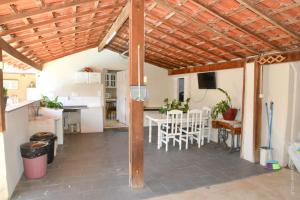 a kitchen and living room with a table and chairs at Casa Completa em Socorro SP - Com Piscina, Churrasqueira e Roupa de Cama in Socorro