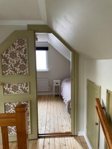 an attic room with a bed and a window at Gästhus Vejbystrand in Vejbystrand