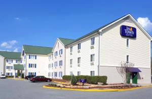 ein großes weißes Gebäude mit einem Schild, das auf ein Hotel hinweist. in der Unterkunft InTown Suites Extended Stay Atlanta GA - Snellville in Snellville