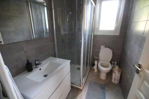 a bathroom with a shower and a sink and a toilet at T2 moderne, Parking, Proche Valence & Autoroute in Bourg-lès-Valence