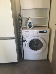 a washer and dryer in a small room at Villa Archontiko in Mirodháton