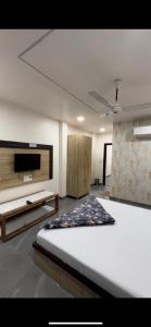 a bedroom with a bed and a flat screen tv at LA Montee in Jāmb