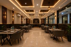 ein Restaurant mit Tischen und Stühlen und einem Schild in der Unterkunft Hotel Platinum Grand Near IGI Airport Delhi in Neu-Delhi
