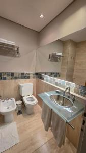 a bathroom with a toilet and a sink at TORRE GUAYASAMIN in Corrientes