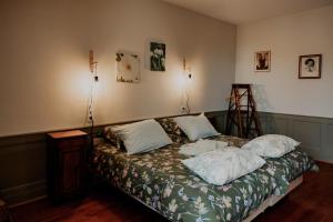 a bedroom with a bed with two pillows on it at L' Ecrin de Suzanne-Maison de 180M2 avec sauna et bain nordique privatifs in Ray-sur-Saône
