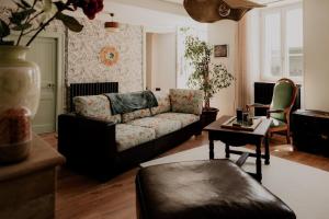 a living room with a couch and a table at L' Ecrin de Suzanne-Maison de 180M2 avec sauna et bain nordique privatifs in Ray-sur-Saône