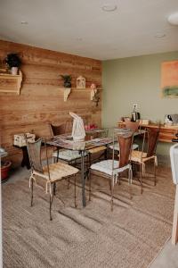 a dining room with a glass table and chairs at L' Ecrin de Suzanne-Maison de 180M2 avec sauna et bain nordique privatifs in Ray-sur-Saône
