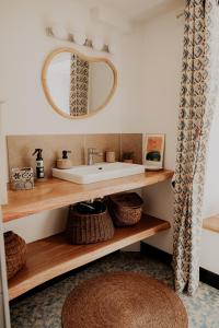 a bathroom with a sink and a mirror at L' Ecrin de Suzanne-Maison de 180M2 avec sauna et bain nordique privatifs in Ray-sur-Saône +85 photos