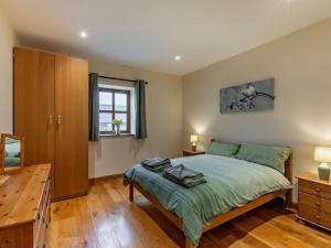 a bedroom with a bed and a dresser and a window at 2 Bed in Bishop Auckland oc-94321 in Wolsingham