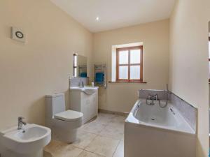 a bathroom with a toilet and a tub and a sink at 2 Bed in Bishop Auckland oc-94321 in Wolsingham +15 photos