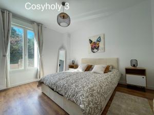 a bedroom with a bed and a window at Cosyholy in Vitry-sur-Seine