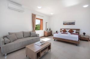 a living room with a couch and a bed at Fiore Marino in Kamisianá