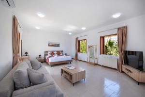 a living room with a couch and a bed at Fiore Marino in Kamisianá