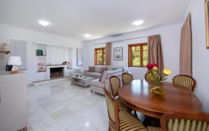 a living room with a dining room table and a couch at Fiore Marino in Kamisianá
