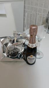 eine Flasche Champagner neben zwei Gläsern auf einem Tisch in der Unterkunft Jemi's House in Vibonati