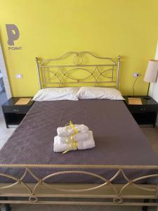a bed with two folded towels on it at Affittacamere Point Concept Rooms in Laurito